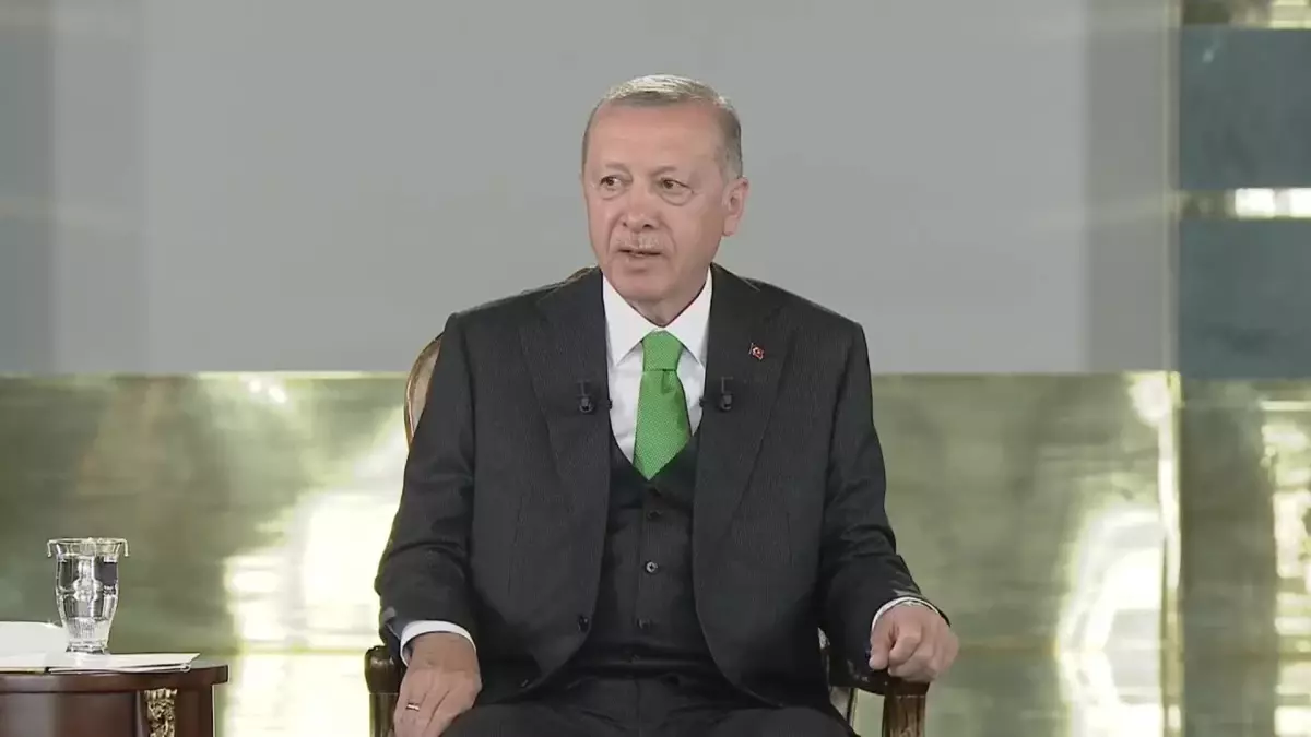 Erdoğan\'dan Sigara ve Alkol Vergisi Yorumu: "Devamlı Artırıyoruz. Fakat Hayret Aç, Sefil Geziyor Ama Onu Almaktan Geri Durmuyor"