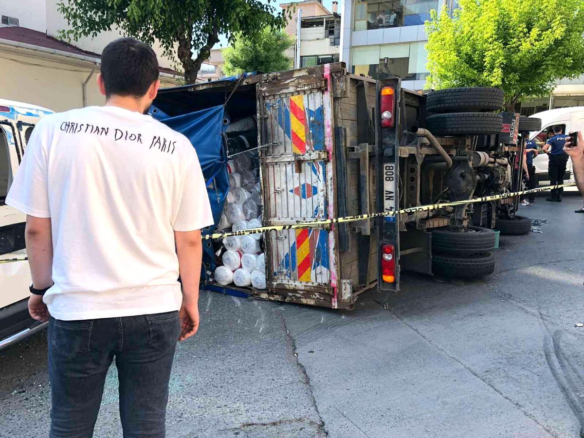 Freni patlayan kamyon minibüsün üzerine devrildi: 1 yaralı