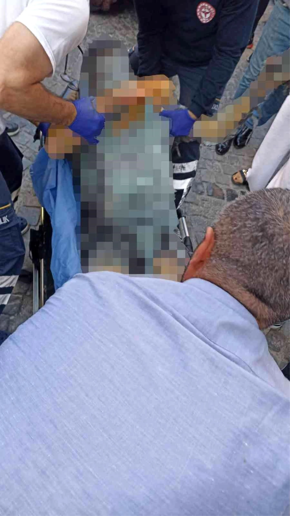Galata\'da dehşet anları kamerada: Oraklı genç tinerle kendini yaktı