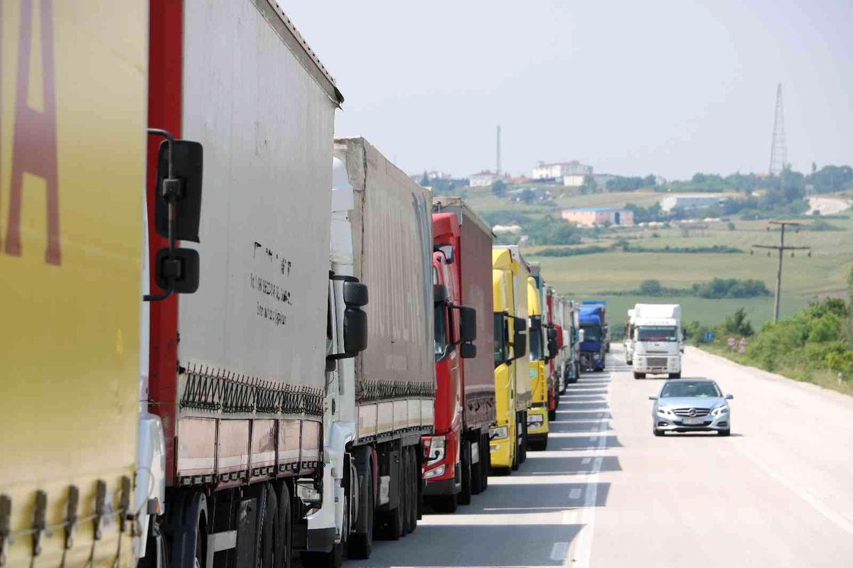 İhracat yüzde 30 arttı, Edirne sınırında kilometrelerce tır kuyruğu oluştu