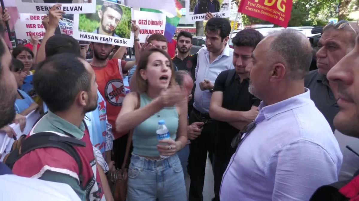 İzmir\'de Gezi Anması Gergin Başladı Konserle Bitti