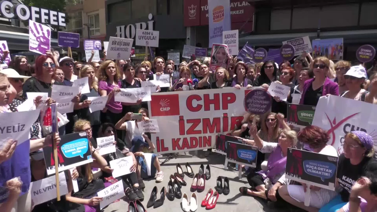 İzmir\'de Kadın Cinayetlerine Karşı Oturma Eylemi