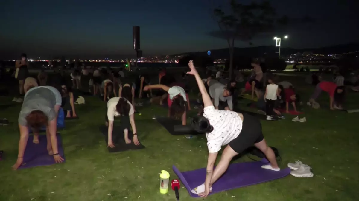 İzmir\'de Kadınlardan \'Yoga Yasağı\' Protestosu