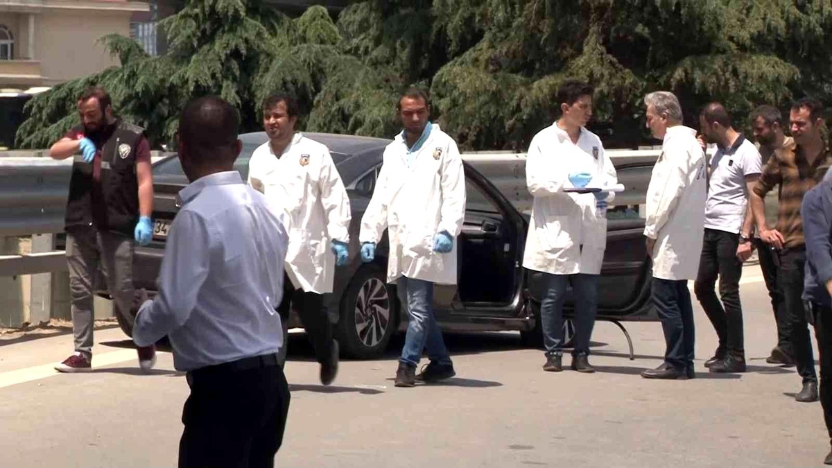 Kapalıçarşı\'dan takip ettikleri otomobili Kadıköy\'de kurşunladılar: 1 yaralı