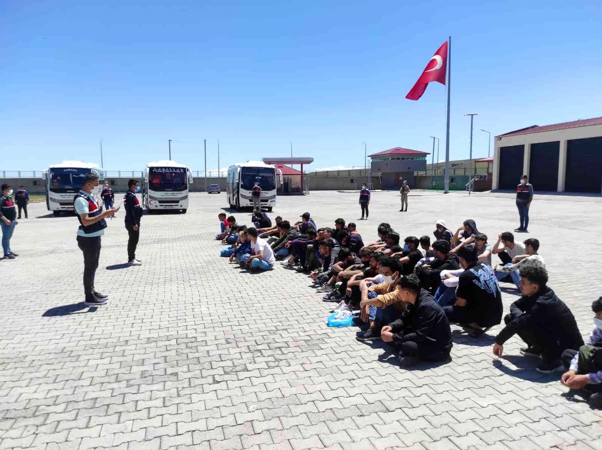 Kars\'a getirilen düzensiz göçmenlerin işlemleri tamamlandı