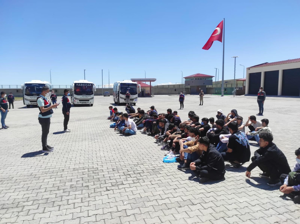 Kars\'ta 68 düzensiz göçmen sınır dışı edilmek üzere Ağrı\'ya gönderildi