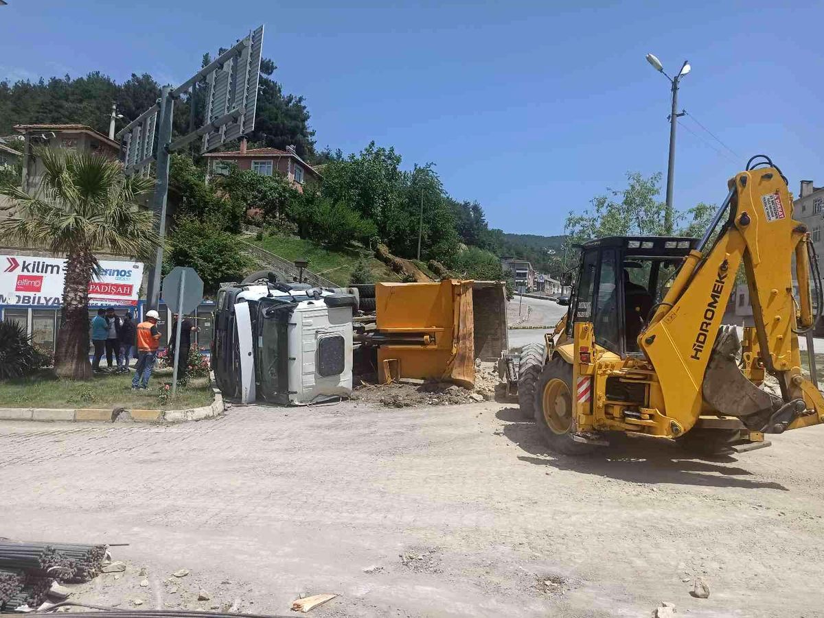 Kastamonu\'da taş yüklü kamyon devrildi: 1 yaralı