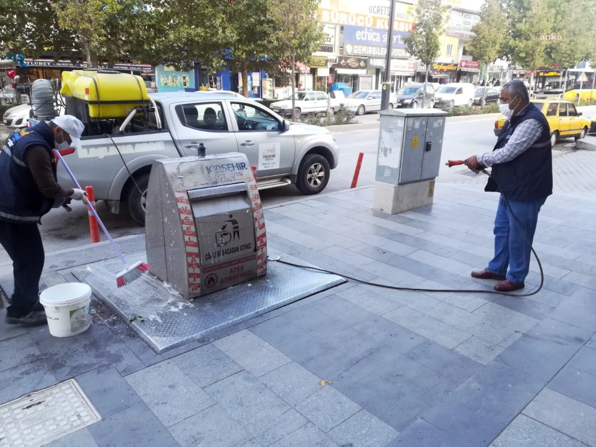 Kırşehir\'de belediye sokaklarda ilaçlama ve temizlik çalışması yapıyor