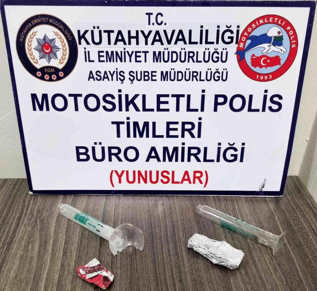 Kütahya\'da bir araçta ve iki kişinin üzerinde uyuşturucu ele geçirildi