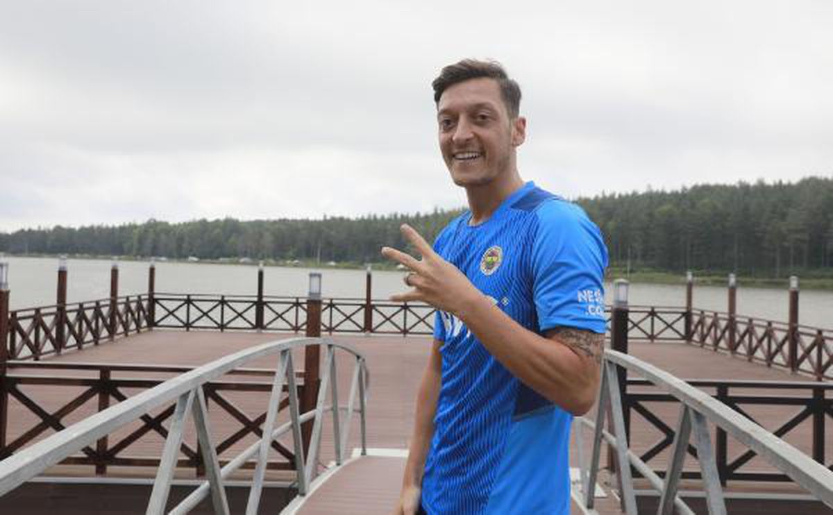 Mesut Özil: "Fenerbahçe\'den başka bir takımda kariyerimi noktalamayacağım"