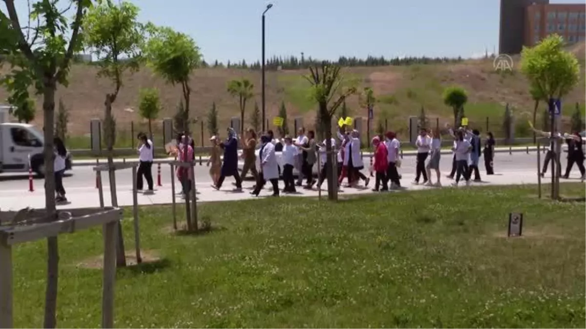 Sağlık çalışanları, tütün kullanımının zararlarına dikkati çekmek için yürüdü