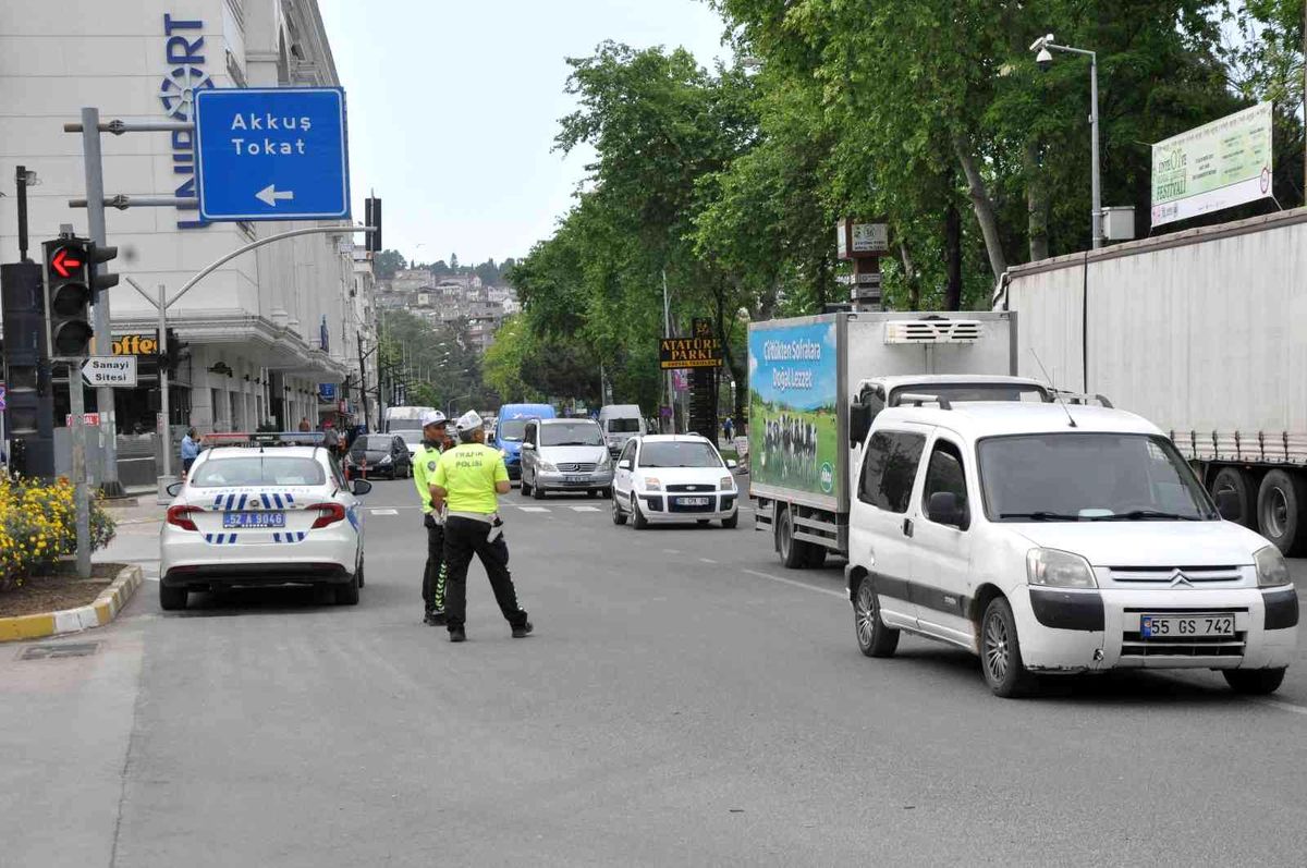 Ünye\'de trafikte \'bakım\' yoğunluğu