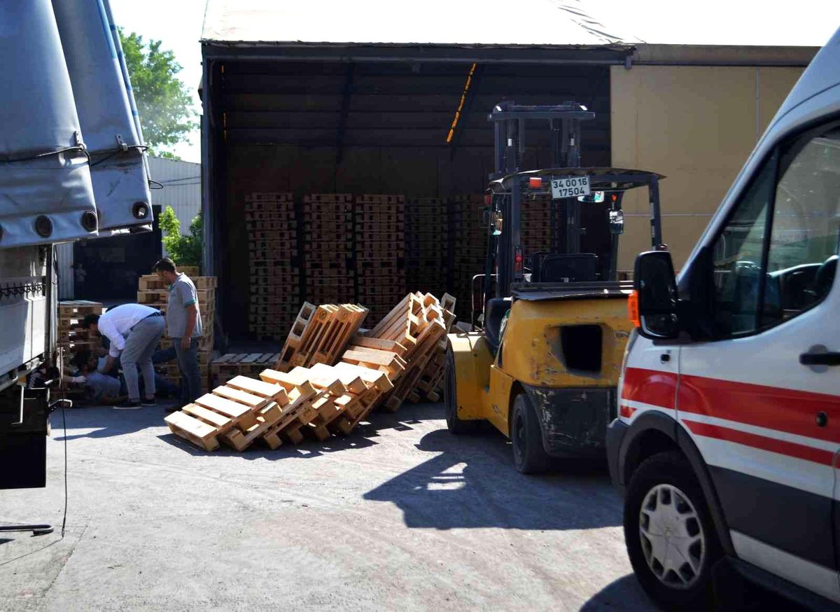 Üzerine ahşap palet devrilen işçi yaralandı