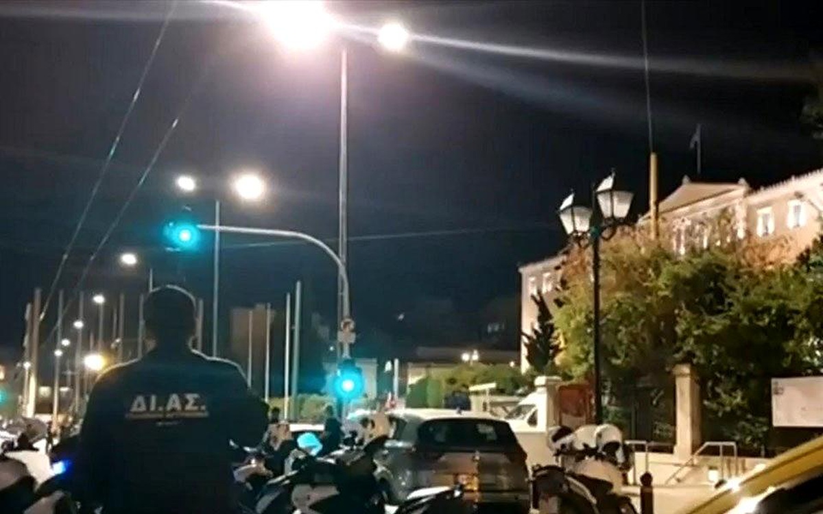 Yunan Parlamentosu önünde av tüfeği ile tehditler savuran adam tutuklandı