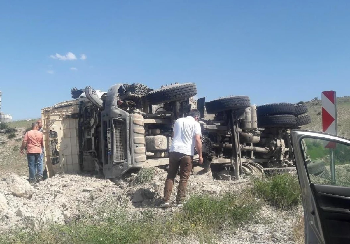 Afyonkarahisar\'da şarampole devrilen kamyonun sürücüsü öldü