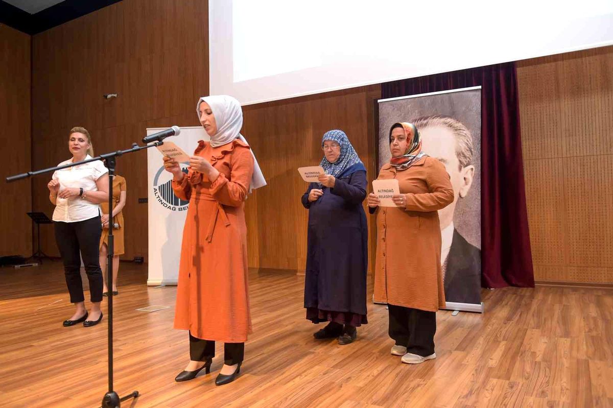 Altındağ'da okuma yazma öğrenen 178 kadın sertifikalarını aldı