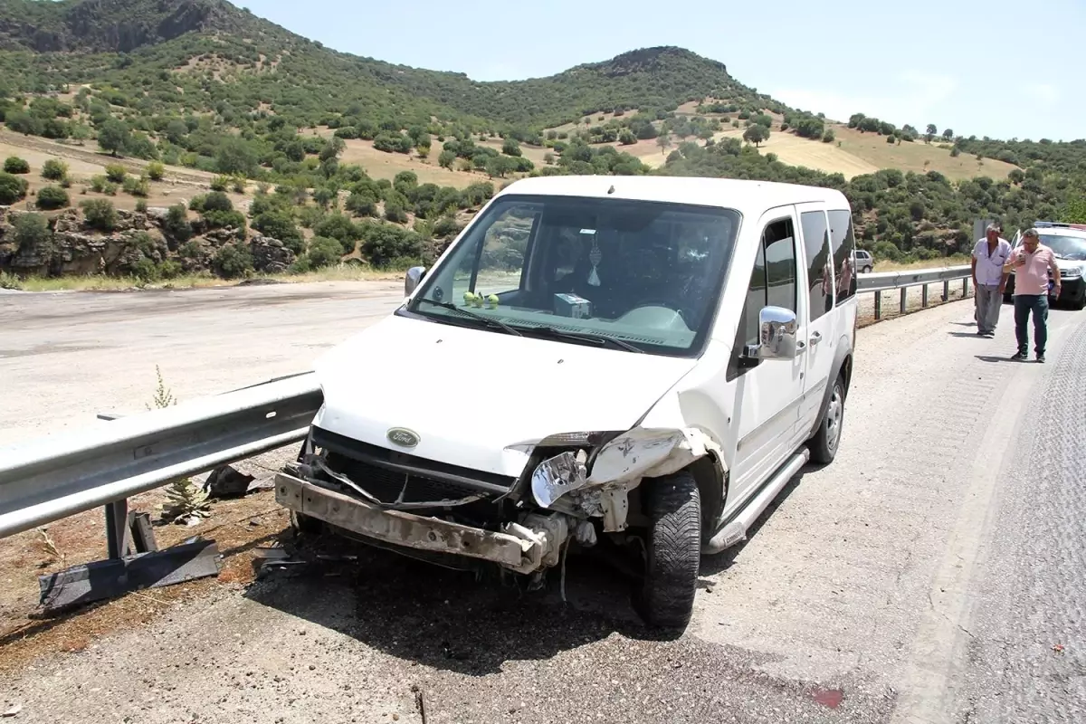 Bariyerlere çarpan hafif ticari araçtaki bebek yaralandı