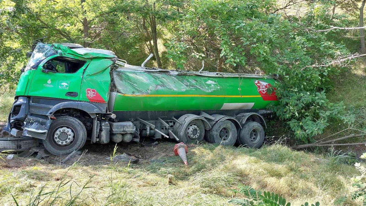 Başakşehir'de İBB'ye ait tanker şarampole yuvarlandı: 2 yaralı