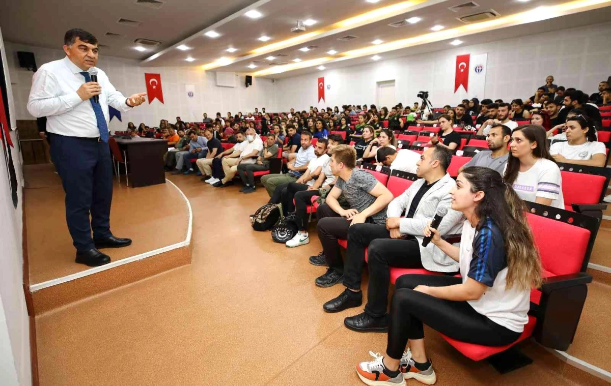 Başkan Fadıloğlu üniversite öğrencileriyle bir araya geldi