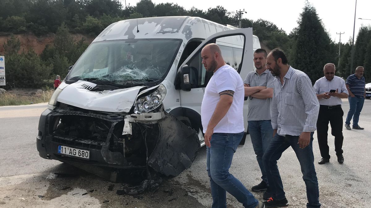 Bilecik\'te servis aracı ile tır çarpıştı, 2 kişi yaralandı