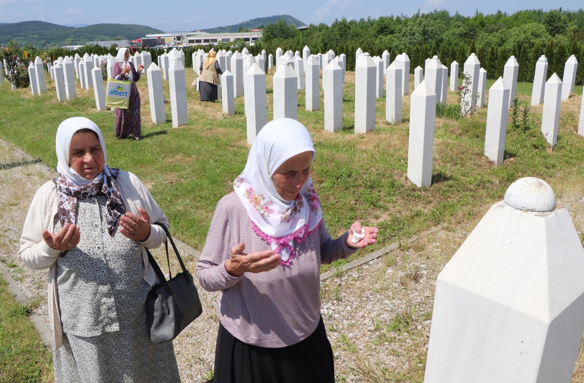 Bosna Hersek\'teki savaşta 30 yıl önce öldürülen 3 kişi toprağa verildi