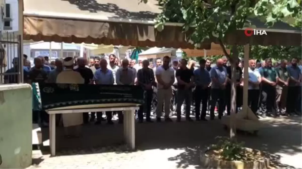 Çocuklarını bıçakladıktan sonra intihar eden baba ile hayatını kaybeden 7 yaşındaki oğlu toprağa verildi