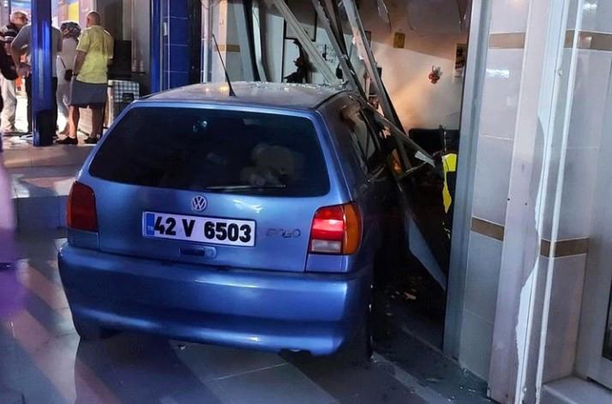 İzmir\'de otomobilin iş yerine girme anı güvenlik kamerasında