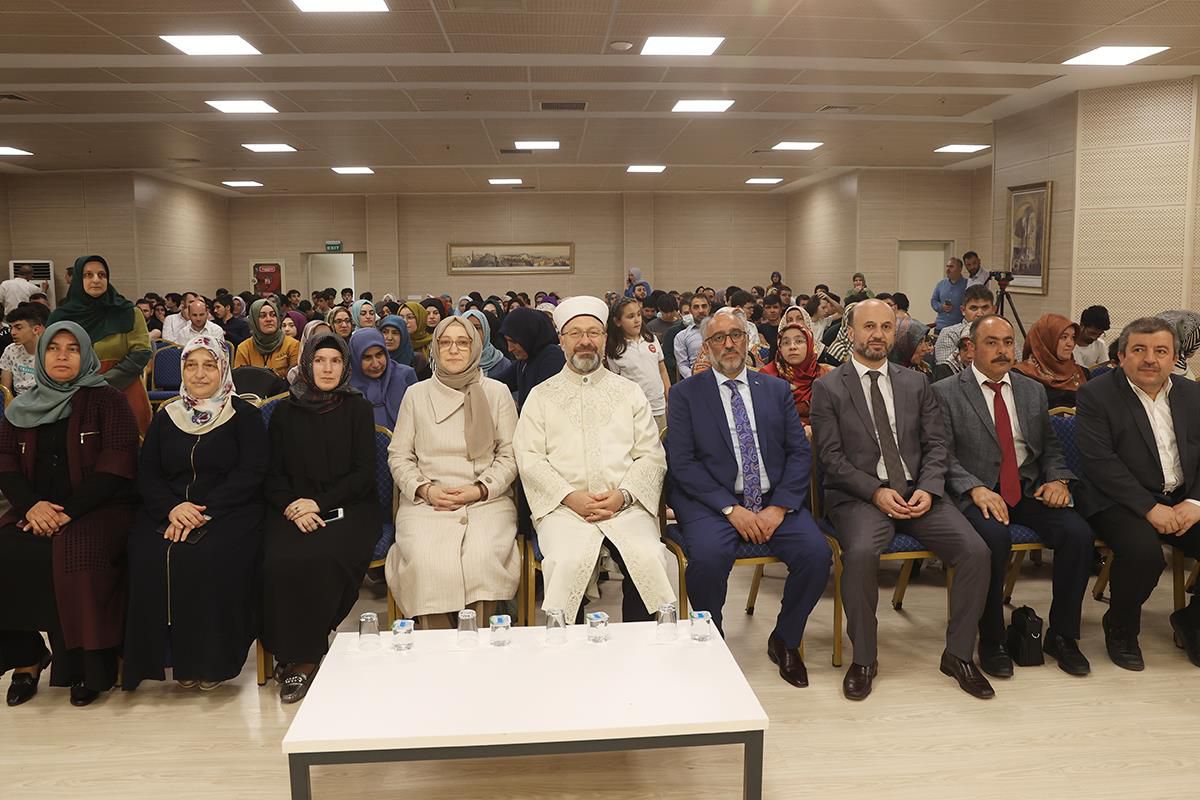 Diyanet İşleri Başkanı Erbaş, görme engelli hafızlık öğrencilerinin yıl sonu etkinliğine katıldı