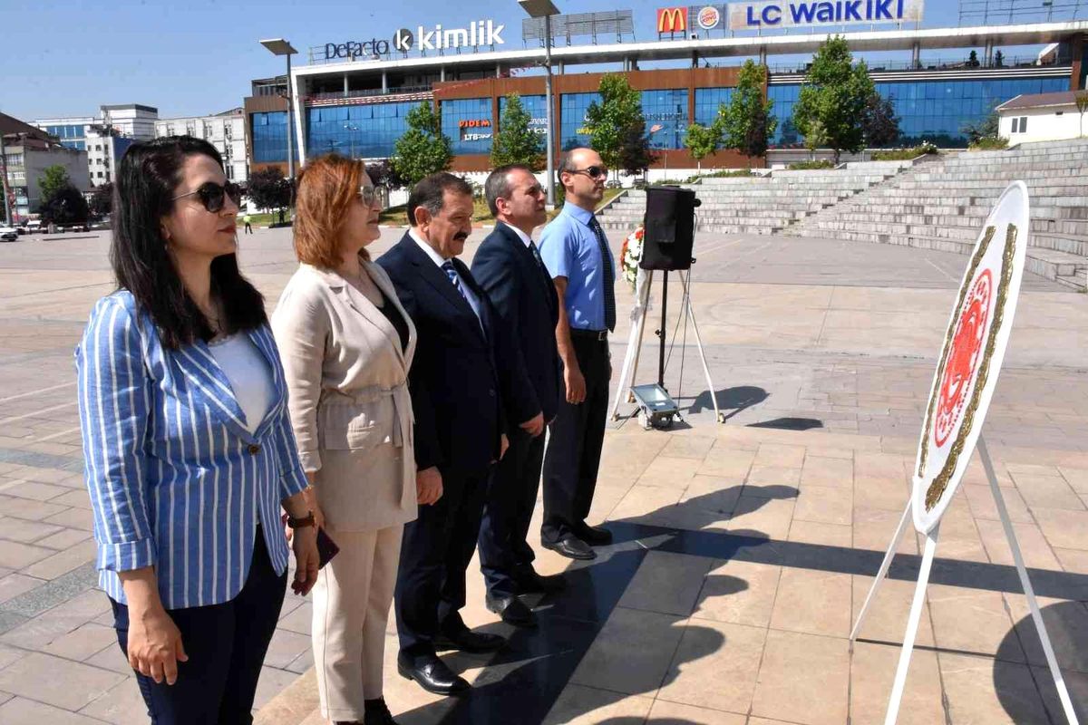 Dünya Çevre Günü kutlamaları çelenk sunumuyla başladı