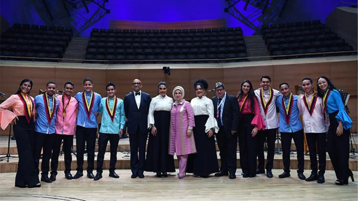 Emine Erdoğan Venezuelalı müzik grubunun performansını ayakta alkışladı: Hayran olmamak elde değil