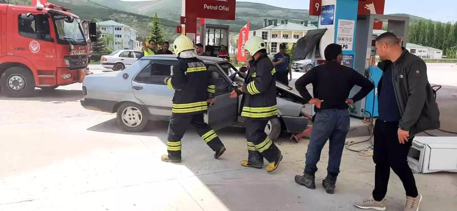 Freni patlayan otomobil akaryakıt istasyonuna girdi: 2 yaralı