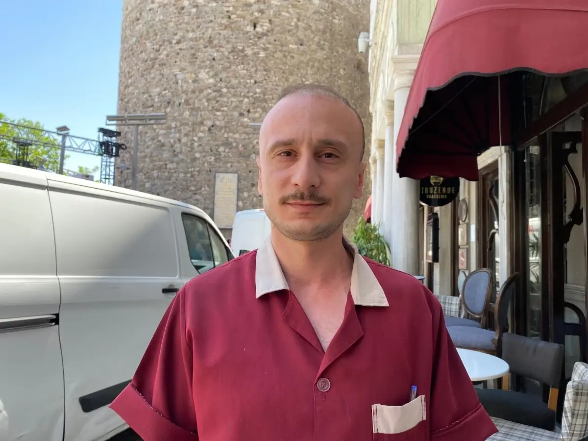 Galata\'da kendini yakan şahsı söndüren esnaf: "İlk başta illüzyon gösterisi sandım"- Olaya ilişkin güvenlik kamerası görüntüleri ortaya çıktı