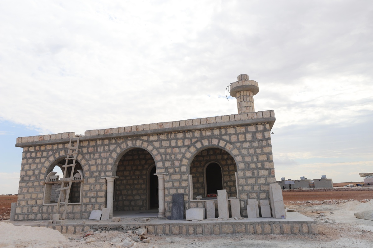 İHH, Suriye\'nin kuzeyinde briket evler çevresine cami inşa etti