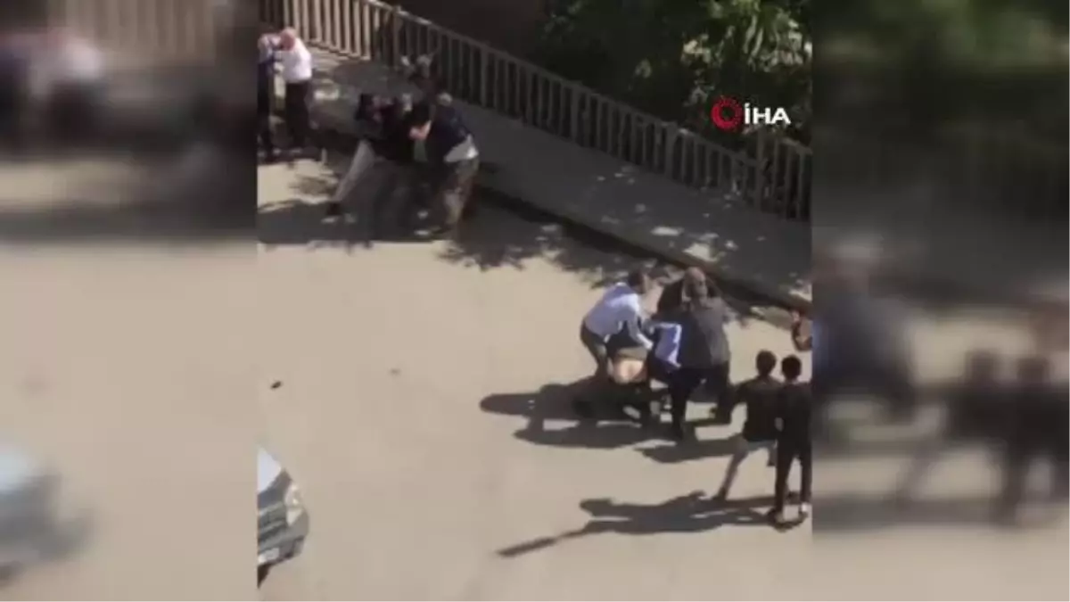 İki grubun sopalı kavgası kamerada: Özel harekat polisi havaya ateş açarak tarafları ayırdı