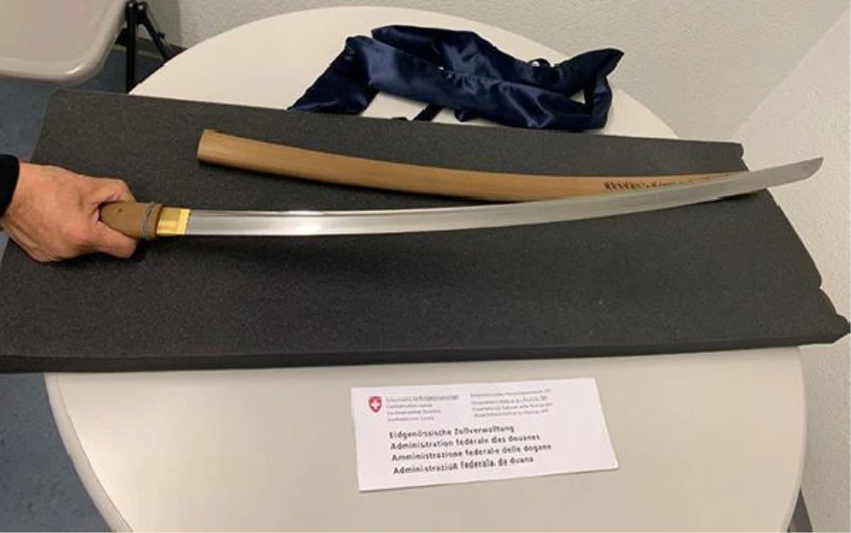 İsviçre sınırında 669 yıllık antika Japon kılıcı ele geçirildi