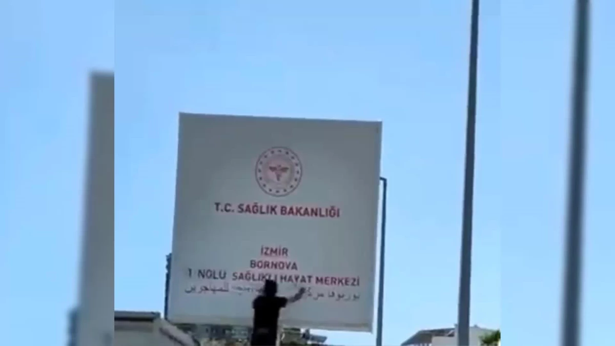 İzmir\'de \'Arapça Tabela\' Protestosu