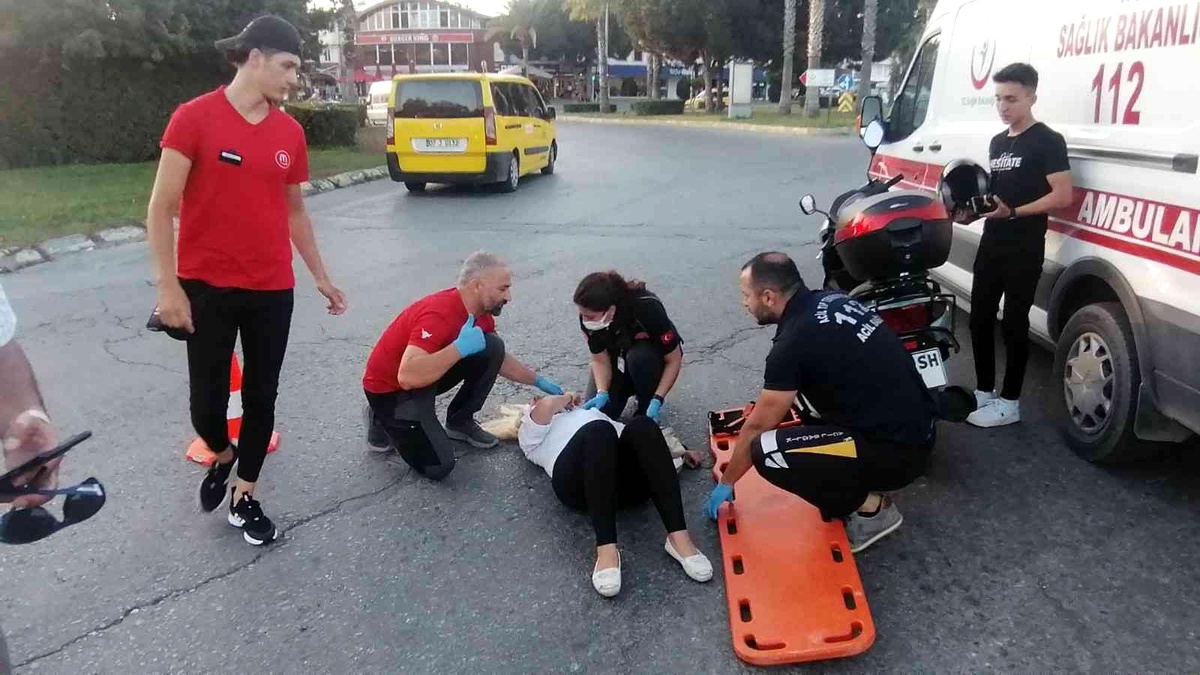 Kadın motosiklet sürücüsünü kaskı hayatta tuttu