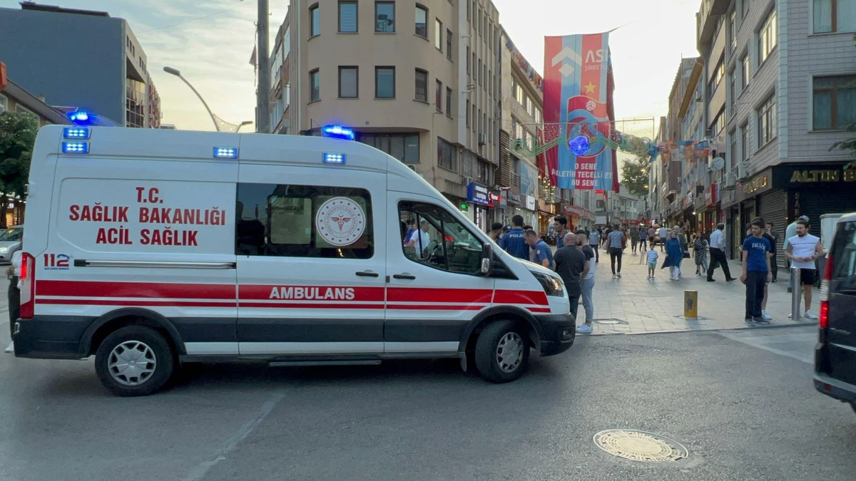 Kocaeli\'de bıçaklı kavgada yaralanan kişi hastaneye kaldırıldı