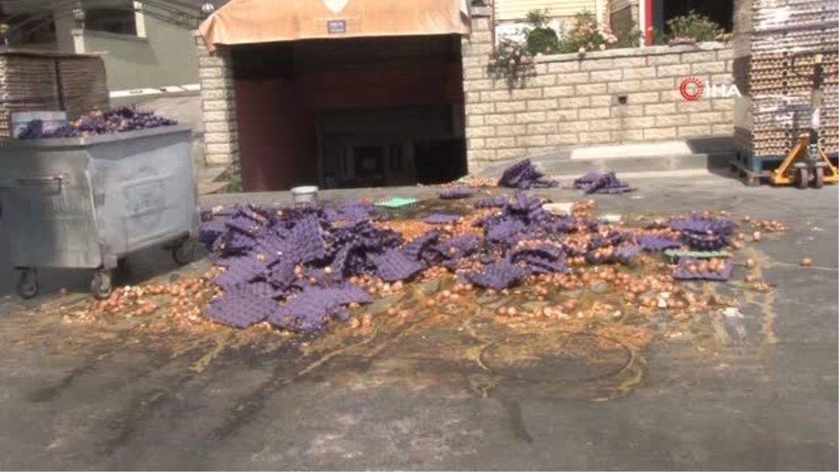 Maltepe\'de yumurta yüklü palet devrildi, binlerce yumurta yola düşüp kırıldı