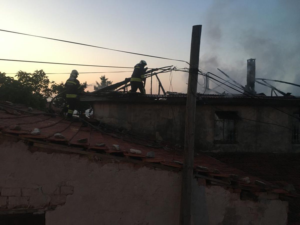 Manisa\'da evde çıkan yangında baba öldü, 2 çocuğu ile eşi yaralandı