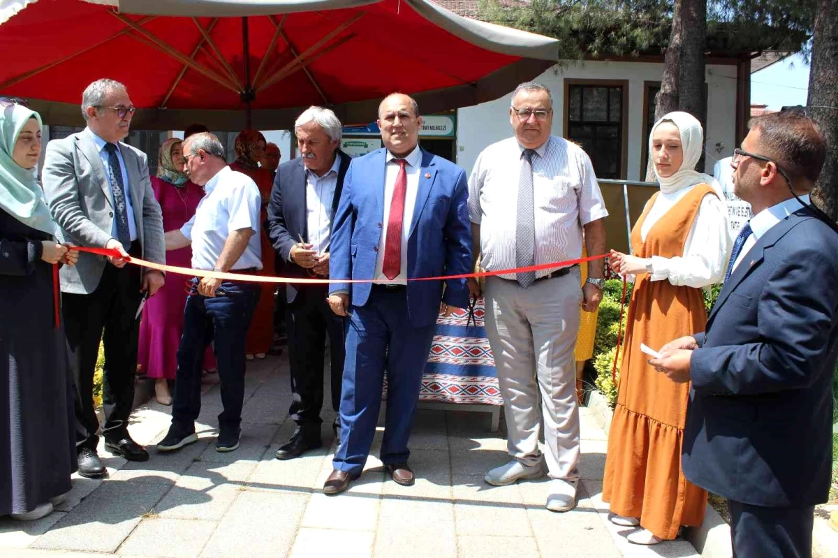 Osmaneli\'nde Hayat Boyu Öğrenme Haftası nedeniyle sergi açıldı