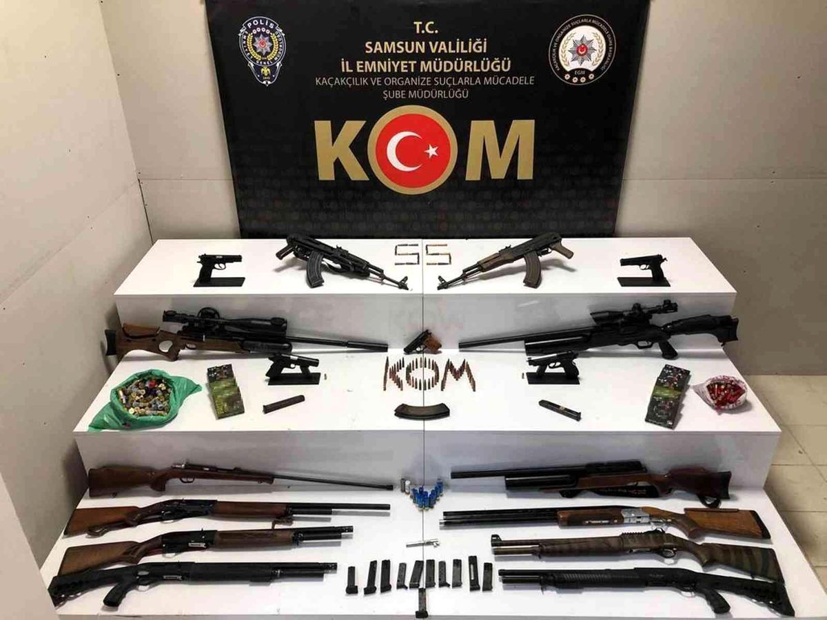 Samsun\'da çiftlik evine operasyon: 2\'si Kaleşnikof çok sayıda silah ele geçirildi