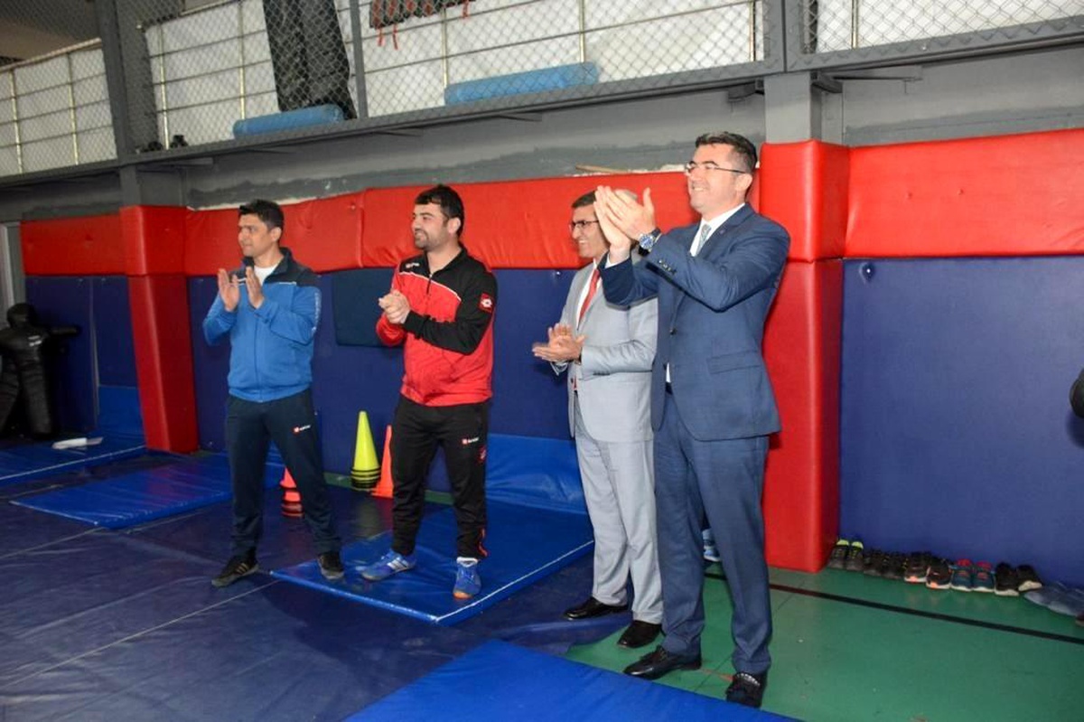 Vali Memiş, minik güreşçileri yalnız bırakmadı