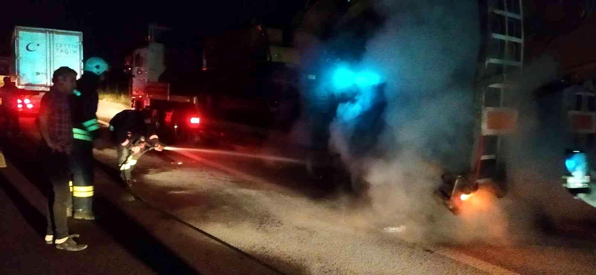 Yalova\'da iş makinası yüklü tırın lastikleri alev aldı