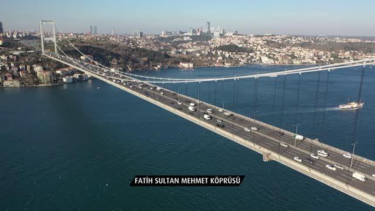 5 kupalı şampiyon Vakıfbank\'ın bayrağı Boğaz\'daki köprülere asıldı