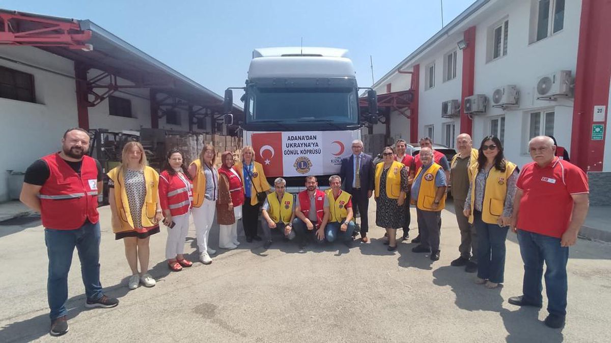 Adana\'dan Ukrayna\'ya insani yardım malzemesi gönderildi