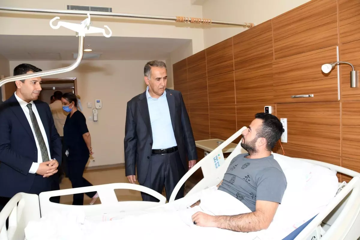 Adıyaman Valisi Çuhadar\'dan yaralı askere ziyaret