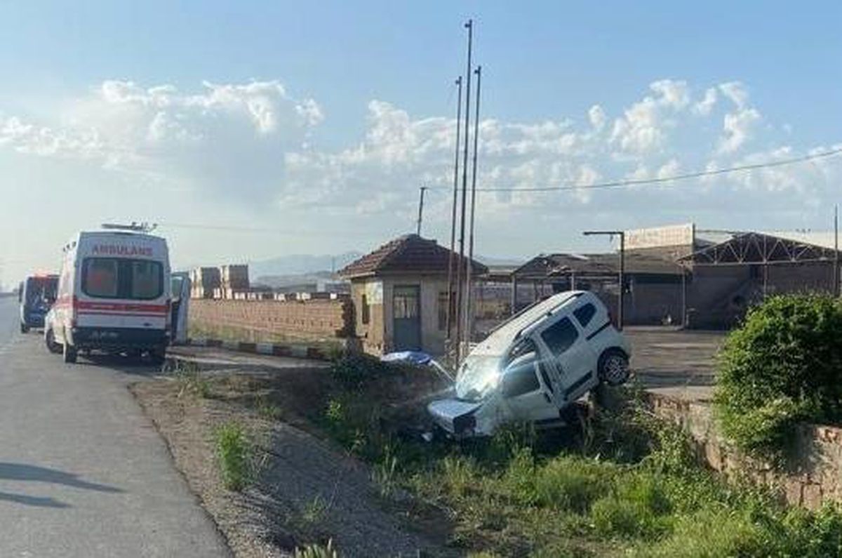 Afyonkarahisar\'da hafif ticari araç şarampole devrildi, 1 kişi öldü, 1 kişi yaralandı
