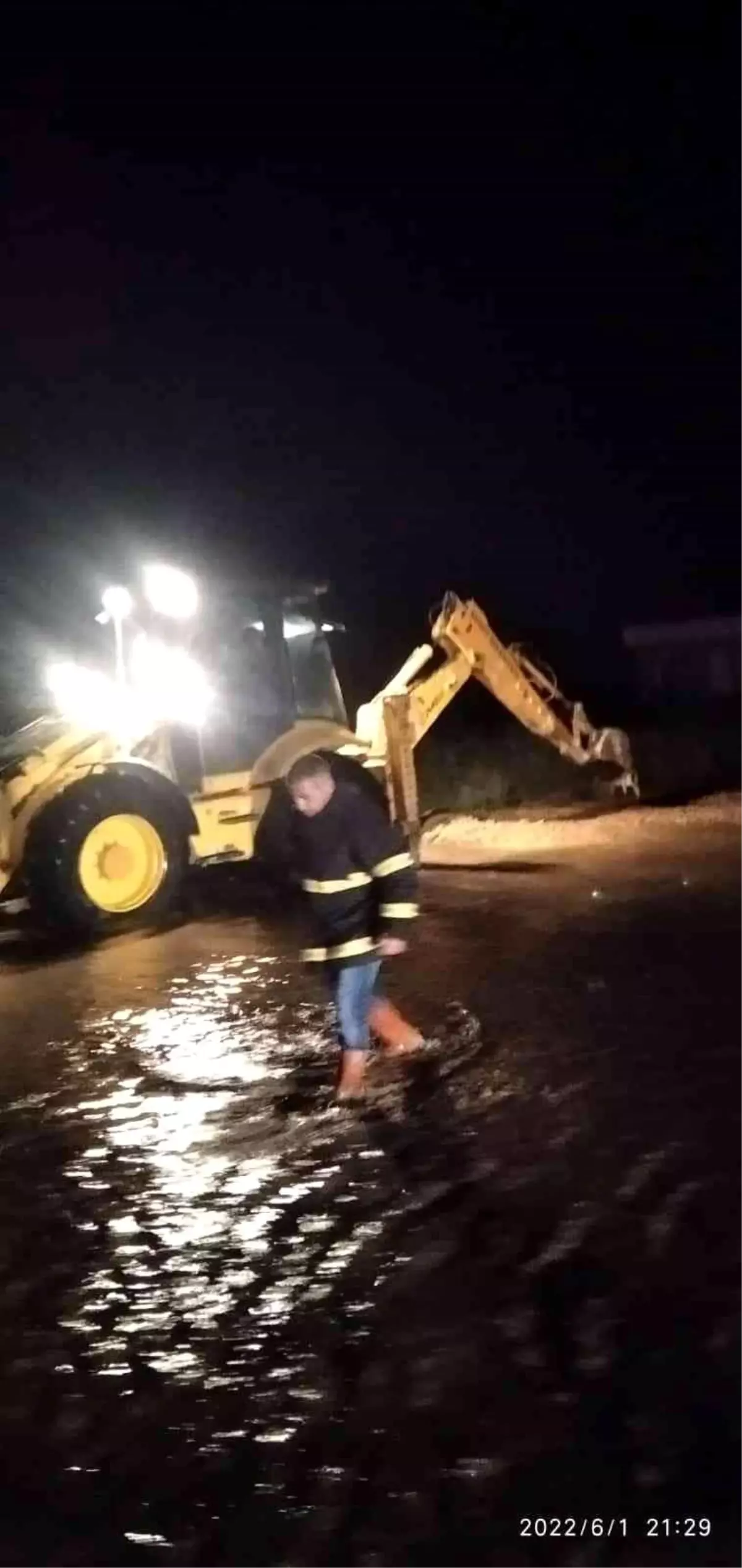 Afyonkarahisar'ın Şuhut ilçesinde şiddetli yağış ve dolu hayatı felç etti
