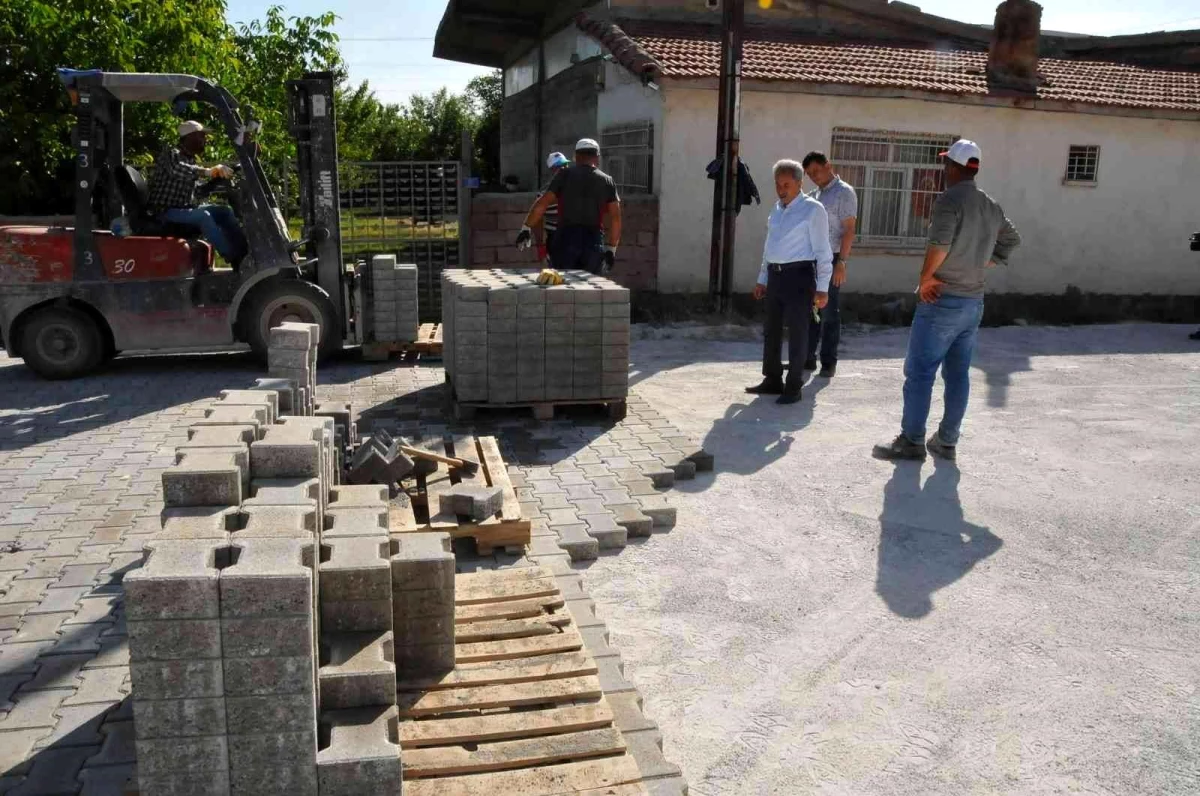 Akşehir Belediyesinden yol ve kilitli taş çalışması